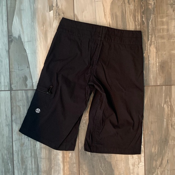 Black Bermuda Lululemon Shorts SZ 4 - Picture 2 of 6